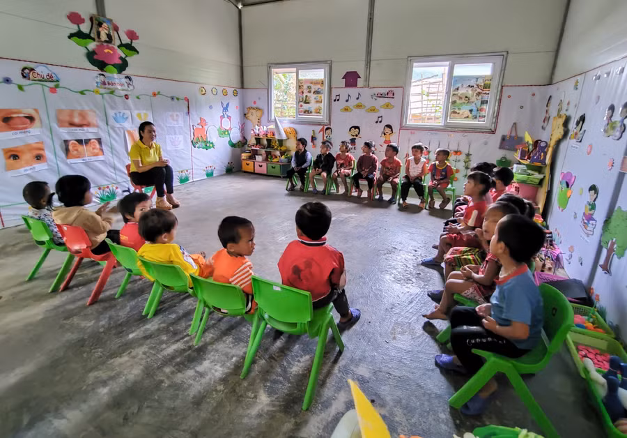 Mỗi lớp ghép thường khá đông học sinh các độ tuổi, song chỉ bố trí được 1 giáo viên.