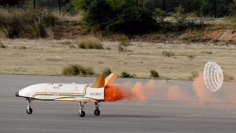 Phương tiện có cánh Pushpak được thả từ trực thăng Chinook của Không quân Ấn Độ ở độ cao 4,5 km.