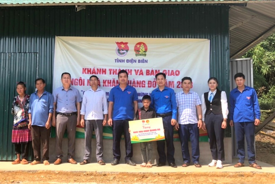 Đại diện Hội đồng Đội tỉnh Điện Biên, Huyện đoàn Tủa Chùa bàn giao nhà Khăn quàng đỏ cho em Hạng Việt Quân.