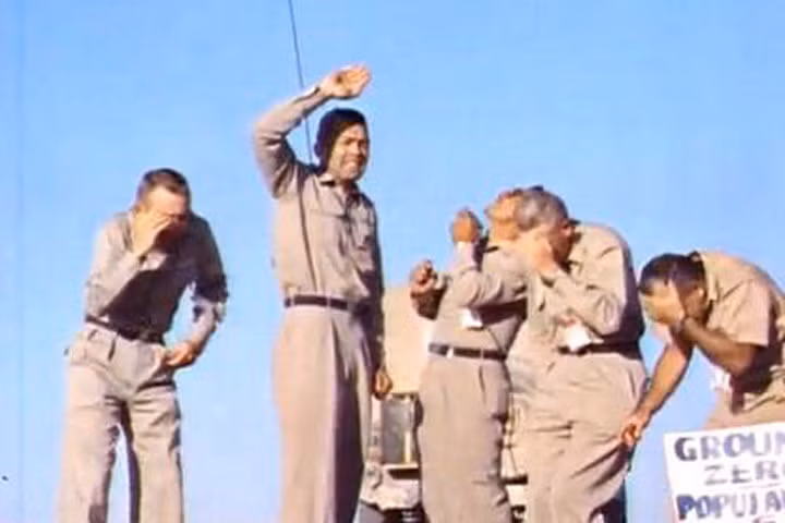 Nhóm sĩ quan Mỹ tình nguyện đứng dưới vụ nổ bom hạt nhân