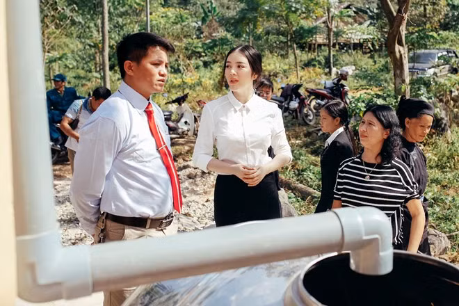 Ngoài xây trường, diễn viên Kiều nữ và đại gia còn quan tâm đến đời sống vật chất, văn hóa của người dân trong xã. Trường được xây dựng với kinh phí 300 triệu đồng, có đầy đủ đèn điện, quạt mát, mái lợp chống nóng, nền đá hoa... Cũng trong chuyến thăm này, người đẹp sinh năm 1982 tiến hành khảo sát các địa điểm khó khăn khác để hỗ trợ. Lý Nhã Kỳ xây trường mầm non cho trẻ em miền núi