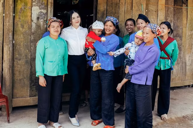 Mới đây, cựu Đại sứ Du lịch Việt Nam có mặt tại Cao Bằng để tổ chức lễ khánh thành trường. Cô được người dân nơi đây đón tiếp nhiệt tình. Lý Nhã Kỳ xây trường mầm non cho trẻ em miền núi