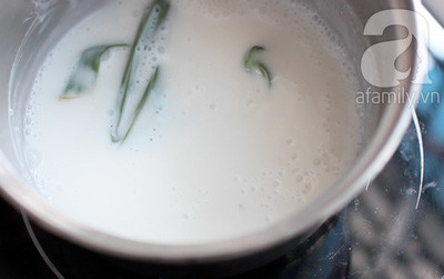 4. Nước cốt dừa Cho nước cốt dừa, lá dứa, đường, muối khuấy đều rồi bắc lên bếp. Khi hỗn hợp vừa sôi bạn hòa nước và bột năng cho tan rồi đổ vào nồi nước cốt dừa vừa đổ vừa khuấy đều tay, đun sôi trở lại thì tắt bếp. Lưu ý : Không nên đun lâu quá sẽ bị hôi mùi dầu dừa. 4. Nước cốt dừa Cho nước cốt dừa, lá dứa, đường, muối khuấy đều rồi bắc lên bếp. Khi hỗn hợp vừa sôi bạn hòa nước và bột năng cho tan rồi đổ vào nồi nước cốt dừa vừa đổ vừa khuấy đều tay, đun sôi trở lại thì tắt bếp. Lưu ý : Không nên đun lâu quá sẽ bị hôi mùi dầu dừa.