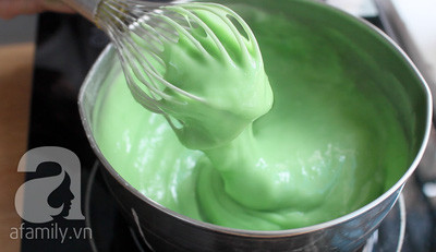 Lược lấy phần nước lá dứa, rồi đem hòa với các nguyên liệu còn lại. Đặt lên bếp, để lửa nhỏ và khuấy đều tay đến khi đặc sệt hãy bắc nồi xuống. Nếu bạn muốn lá dứa có màu xanh đẹp mắt thì lúc xay lá dứa xay thật đặc để lấy nước cốt đậm màu, còn nếu không bạn có thể cho thêm tinh dầu lá dứa. Lược lấy phần nước lá dứa, rồi đem hòa với các nguyên liệu còn lại. Đặt lên bếp, để lửa nhỏ và khuấy đều tay đến khi đặc sệt hãy bắc nồi xuống. Nếu bạn muốn lá dứa có màu xanh đẹp mắt thì lúc xay lá dứa xay thật đặc để lấy nước cốt đậm màu, còn nếu không bạn có thể cho thêm tinh dầu lá dứa.