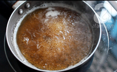 5. Nước đường Cho nước + đường + muối vào nồi, bắc lên bếp đun đến khi đường tan hết thì bạn hòa nước và bột năng và cho vào, khuấy đều tay sau đó đợi sôi trở lại thì tắt bếp. Lưu ý là luôn đun trên lửa nhỏ nhất để tránh đường bị cháy nhé, khi nguội đường sẽ đặc hơn nên bạn đừng đun sệt quá nhé. 5. Nước đường Cho nước + đường + muối vào nồi, bắc lên bếp đun đến khi đường tan hết thì bạn hòa nước và bột năng và cho vào, khuấy đều tay sau đó đợi sôi trở lại thì tắt bếp. Lưu ý là luôn đun trên lửa nhỏ nhất để tránh đường bị cháy nhé, khi nguội đường sẽ đặc hơn nên bạn đừng đun sệt quá nhé.