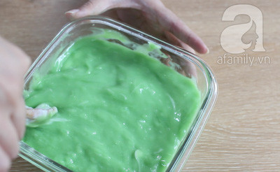 Cho bột vào khuôn hấp. Quết tí dầu ăn chống dính khuôn. Cho lớp bột màu xanh trước và tiếp đó là bột màu trắng, trên cùng là bột màu xanh. Dùng thìa khuấy nhẹ để tạo vân. Bạn nhớ dàn bột đều trên mặt rồi đem đi hấp nhé. Cho bột vào khuôn hấp. Quết tí dầu ăn chống dính khuôn. Cho lớp bột màu xanh trước và tiếp đó là bột màu trắng, trên cùng là bột màu xanh. Dùng thìa khuấy nhẹ để tạo vân. Bạn nhớ dàn bột đều trên mặt rồi đem đi hấp nhé.