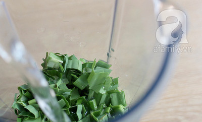 1. Phần bánh màu xanh Cắt nhỏ và xay lá dứa với nước. 1. Phần bánh màu xanh Cắt nhỏ và xay lá dứa với nước.