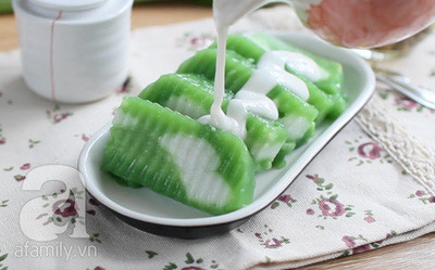 Cắt bánh ra thành miếng vừa ăn, chan nước cốt dừa và nước đường. Rắc ít mè rang lên và thưởng thức. Cắt bánh ra thành miếng vừa ăn, chan nước cốt dừa và nước đường. Rắc ít mè rang lên và thưởng thức.