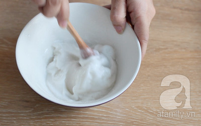 2. Phần bánh màu trắng Bạn có thể dùng cách như trên, cho tất cả vào nồi khuấy trên bếp. Nhưng để tiết kiệm thời gian bạn có thể cho vào 1 bát to và cho vào lò vi són. Bạn quay lò vi sóng từ 2-3 lần, mỗi lần 30 giây. Sau mỗi lần quay bạn lấy ra khuấy lên để xem bột đã đạt chưa. 2. Phần bánh màu trắng Bạn có thể dùng cách như trên, cho tất cả vào nồi khuấy trên bếp. Nhưng để tiết kiệm thời gian bạn có thể cho vào 1 bát to và cho vào lò vi són. Bạn quay lò vi sóng từ 2-3 lần, mỗi lần 30 giây. Sau mỗi lần quay bạn lấy ra khuấy lên để xem bột đã đạt chưa.