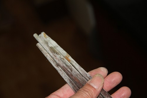 Các chuyên gia khuyến cáo không nên dùng các loại đũa bị mốc, ẩm vì rất có hại cho sức khỏe. me