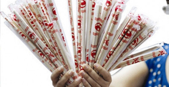 Thành phần chất tẩy trắng Biphenyl và Hydrogen peroxide có trong đũa có nguy cơ phá hủy phổi, dạ dày và tuyến tụy của người dùng. me