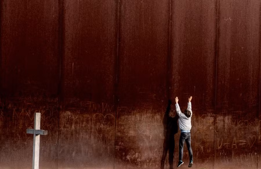 Một người đang nhảy lên ở khu vực tưởng niệm Bức tường Berlin ở Berlin, Đức Một người đang nhảy lên ở khu vực tưởng niệm Bức tường Berlin ở Berlin, Đức