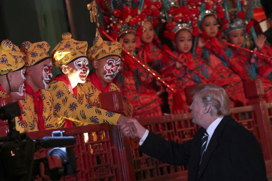 Tổng thống Trump gặp những nghệ sĩ kinh kịch tại Tử Cấm Thành, Bắc Kinh, Trung Quốc
