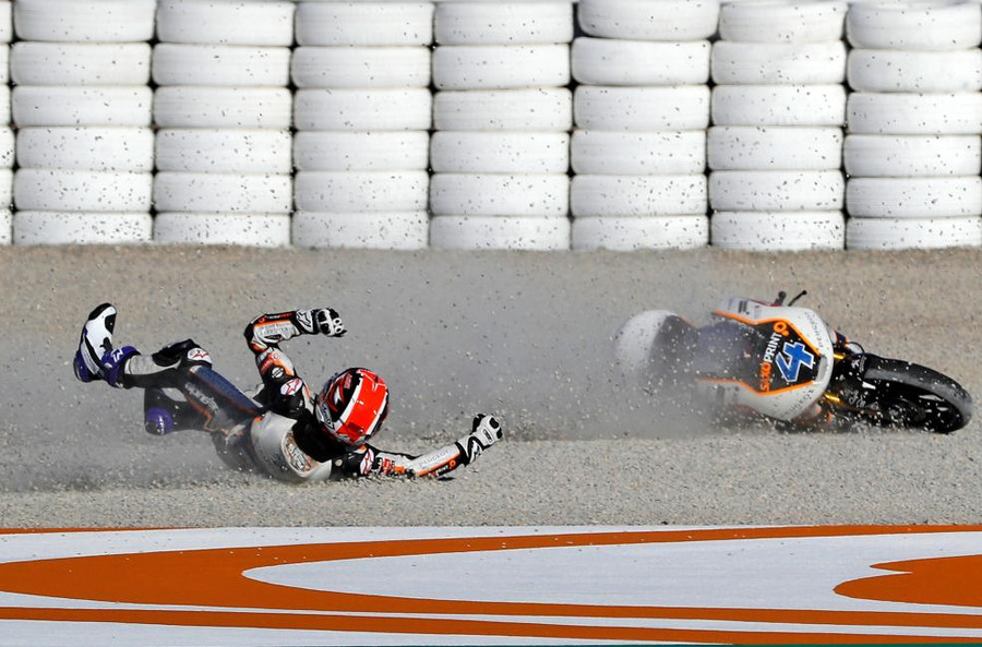 Một tay đua bị ngã trong khi tập luyện ở Tây Ban Nha