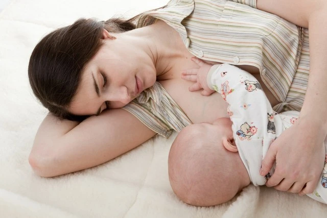 Phụ nữ sau sinh rất dễ bị mẩn ngứa, dị ứng, mề đay.
