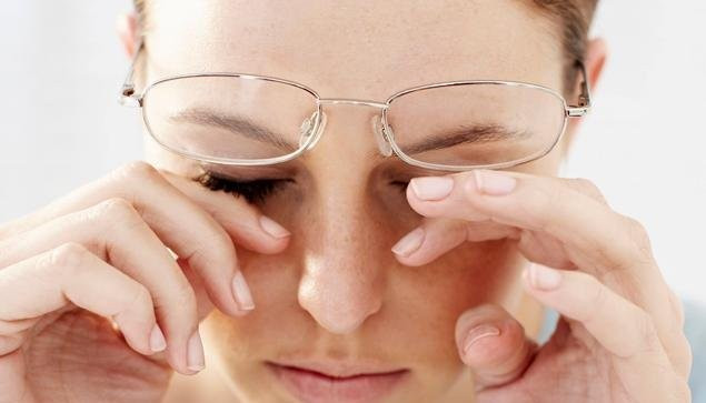 Bạn không nên dụi mắt vì sẽ rất gây hại.