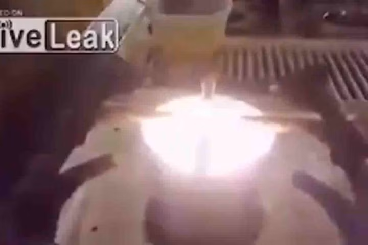 Rán trứng bằng bom phốt pho