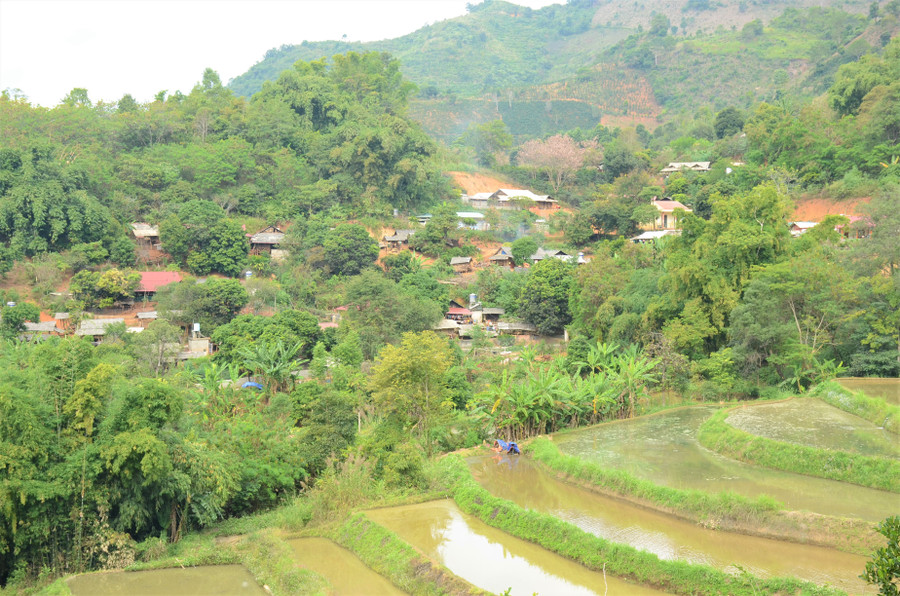 Một góc bản Chế Á. Một góc bản Chế Á.