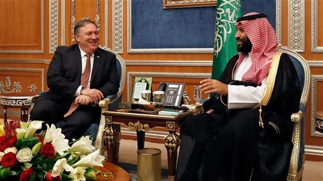 Ngoại trưởng Mỹ Mike Pompeo và Hoàng thái tử A rập xê út Mohammed bin Salman (phải)