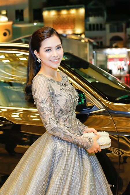 Vũ Ngọc Ánh đi sự kiện bằng xe sang 4,3 tỉ đồng - Ảnh 4 Vu Ngoc Anh di su kien bang xe sang 4,3 ti dong - Anh 4