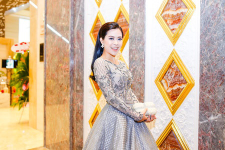 Vũ Ngọc Ánh đi sự kiện bằng xe sang 4,3 tỉ đồng - Ảnh 6 Vu Ngoc Anh di su kien bang xe sang 4,3 ti dong - Anh 6