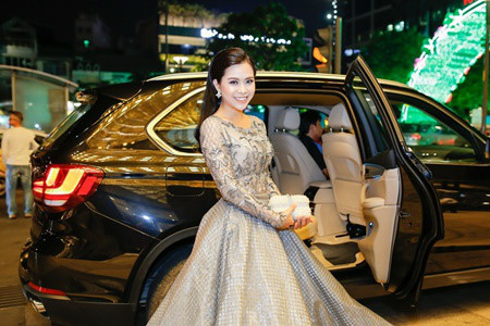 Vũ Ngọc Ánh đi sự kiện bằng xe sang 4,3 tỉ đồng - Ảnh 3 Vu Ngoc Anh di su kien bang xe sang 4,3 ti dong - Anh 3