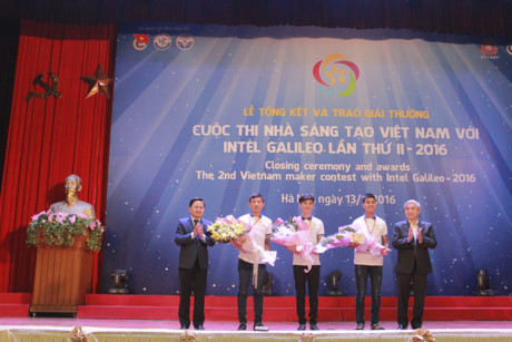 Sinh viên chế tạo ra Robot phun thuốc trừ sâu, xe lăn cho người bại liệt - Ảnh 1 Sinh vien che tao ra Robot phun thuoc tru sau, xe lan cho nguoi bai liet - Anh 1