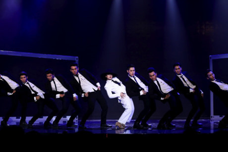 The Remix: Giám khảo vừa đá bóng vừa thổi còi? - Ảnh 2 The Remix: Giam khao vua da bong vua thoi coi? - Anh 2