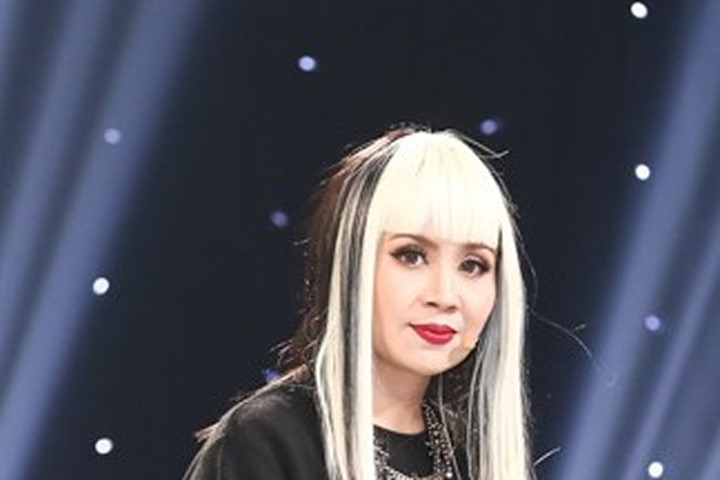 The Remix: Giám khảo vừa đá bóng vừa thổi còi?