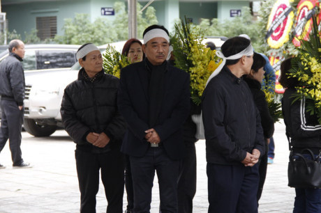 NSƯT Quốc Khánh bơ phờ trong đám tang mẹ, dàn diễn viên Táo quân đến chia buồn - Ảnh 3 NSUT Quoc Khanh bo pho trong dam tang me, dan dien vien Tao quan den chia buon - Anh 3