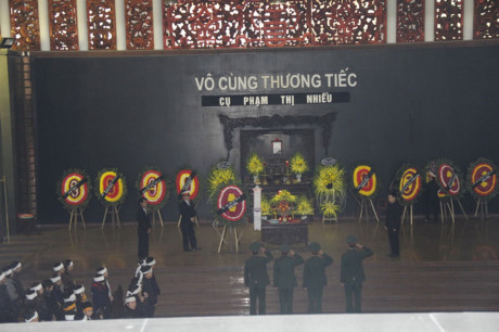 NSƯT Quốc Khánh bơ phờ trong đám tang mẹ, dàn diễn viên Táo quân đến chia buồn - Ảnh 2 NSUT Quoc Khanh bo pho trong dam tang me, dan dien vien Tao quan den chia buon - Anh 2