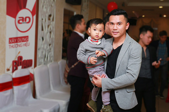 Tú Dưa lần đầu đưa con trai đi sự kiện