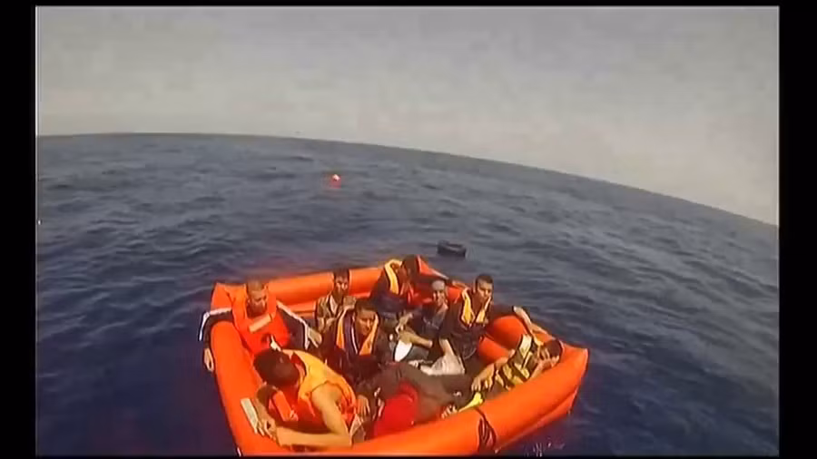 Kinh hoàng cảnh tàu chở gần 600 người di cư lật úp giữa Địa Trung Hải ảnh 1