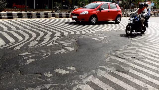 Nhựa đường tan chảy vì nắng nóng ở Ấn Độ