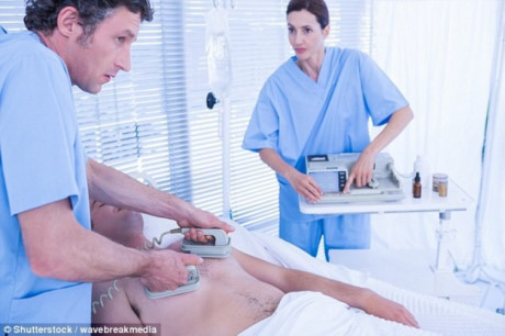 Tại sao đau tim ở phụ nữ lại nguy hiểm và khó nhận biết? - Ảnh 2 Tai sao dau tim o phu nu lai nguy hiem va kho nhan biet? - Anh 2