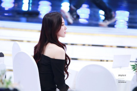 Chỉ trong một tháng, vẻ đẹp xuất chúng của Irene 4 lần gây xôn xao - Ảnh 9 Chi trong mot thang, ve dep xuat chung cua Irene 4 lan gay xon xao - Anh 9