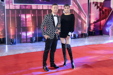 A hau Truong Thi May sanh doi cung MC Anh Tuan tren tham do - Anh 3