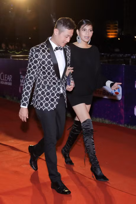 A hau Truong Thi May sanh doi cung MC Anh Tuan tren tham do - Anh 5