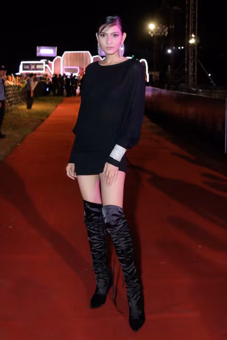 A hau Truong Thi May sanh doi cung MC Anh Tuan tren tham do - Anh 2