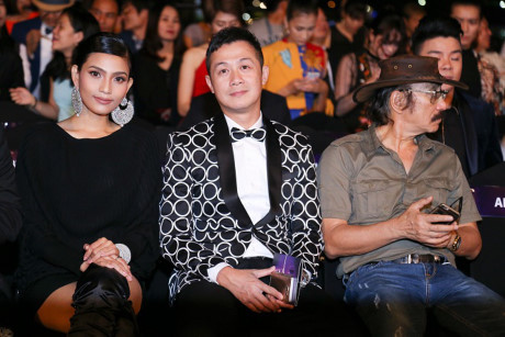 A hau Truong Thi May sanh doi cung MC Anh Tuan tren tham do - Anh 6