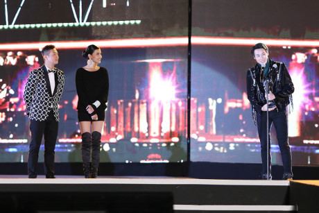 A hau Truong Thi May sanh doi cung MC Anh Tuan tren tham do - Anh 9