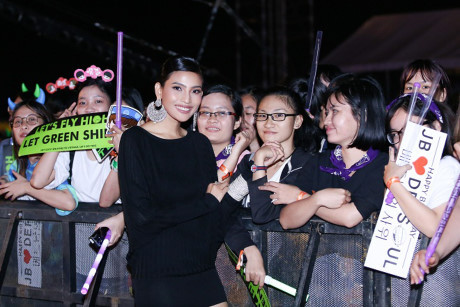 A hau Truong Thi May sanh doi cung MC Anh Tuan tren tham do - Anh 12