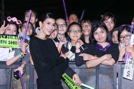 A hau Truong Thi May sanh doi cung MC Anh Tuan tren tham do - Anh 11