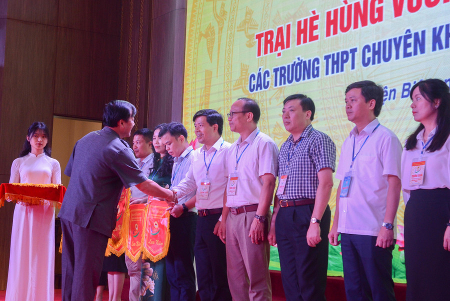 Ông Vừ A Bằng, Phó Chủ tịch UBND tỉnh Điện Biên trao cờ lưu niệm cho các đoàn tham dự trại hè.