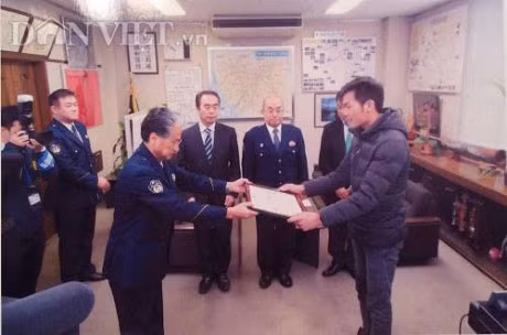 Nhat Ban: Lanh -2 do C, chang trai VIet van nhay xuong nuoc cuu nguoi - Anh 2