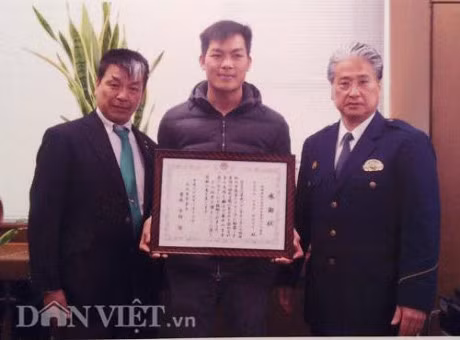 Nhat Ban: Lanh -2 do C, chang trai VIet van nhay xuong nuoc cuu nguoi - Anh 3