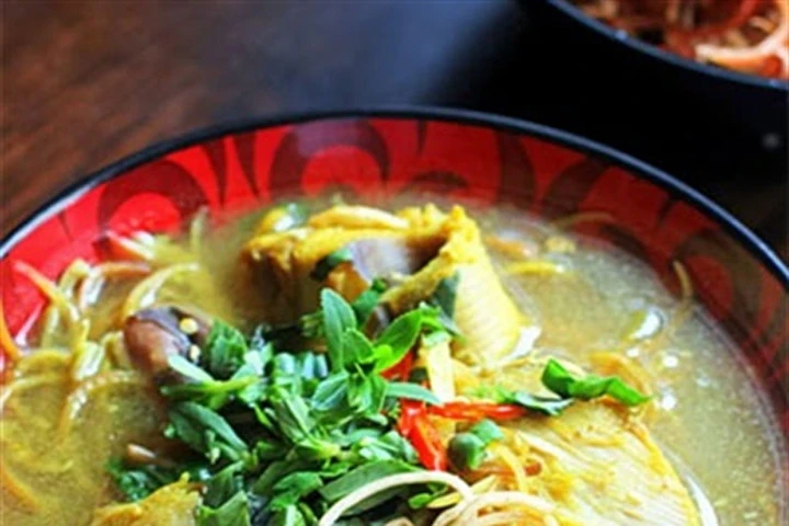 Canh chua cá đuối nấu bắp chuối