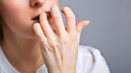 Nhung thoi quen, khien mong tay ngay cang kho, gay khong ly do - Anh 2