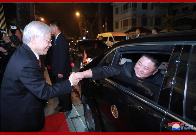 Tổng Bí Thư, Chủ tịch nước Nguyễn Phú Trọng tiễn Chủ tịch Triều Tiên Kim Jong-un sau khi kết thúc tiệc chiêu đãi
