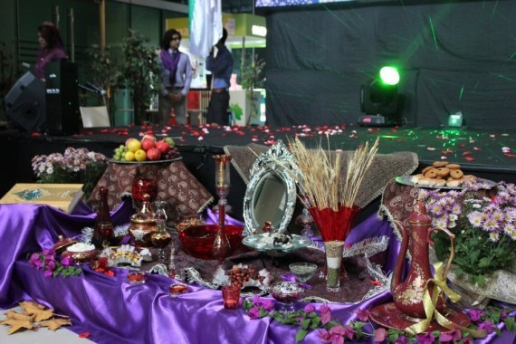 Mehregan, Iran: Lễ hội này có lịch sử từ thế kỷ 4 trước Công nguyên, được tổ chức vào ngày thứ 196 của năm theo lịch Iran, năm nay là vào ngày 2/10 dương lịch. Mehregan ăn mừng một mùa bội thu và tôn vinh nữ thần Mehr. Người dân mặc quần áo mới, tụ họp cùng nhau và thưởng thức những bữa tối thịnh soạn. Ảnh: Toptenz. Mehregan, Iran: Lễ hội này có lịch sử từ thế kỷ 4 trước Công nguyên, được tổ chức vào ngày thứ 196 của năm theo lịch Iran, năm nay là vào ngày 2/10 dương lịch. Mehregan ăn mừng một mùa bội thu và tôn vinh nữ thần Mehr. Người dân sẽ mặc quần áo mới, tụ họp cùng nhau và thưởng thức những bữa tối thịnh soạn.